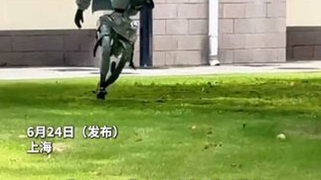机器人一路小跑，跌跌撞撞笑点十足。