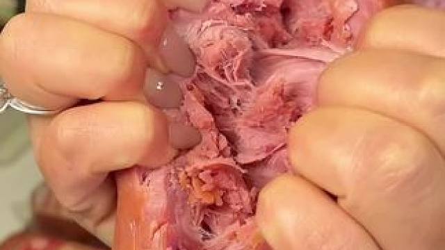 它是用纯腱子肉制作而成，吃起来满嘴留香，配料表非常干净，只有猪腱子肉和调味料，不管是切片当凉菜还是炒