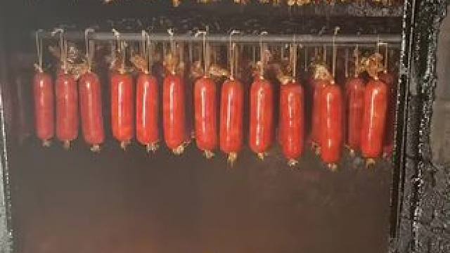 它是用纯腱子肉制作而成，吃起来满嘴留香，配料表非常干净，只有猪腱子肉和调味料，不管是切片当凉菜还是炒