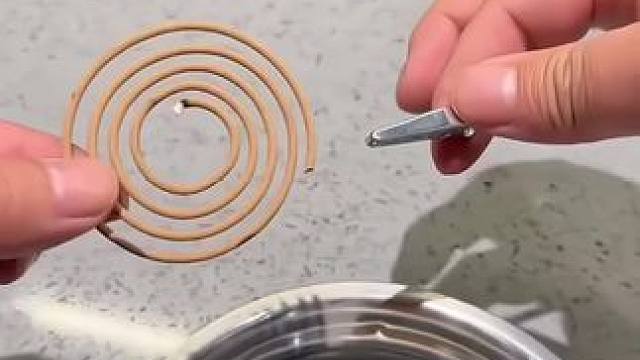 真的太方便了！它可以随意弯曲，平时用来固定便签纸、小贺卡、插线板，甚至可以当做书签，都非常合适。#夏