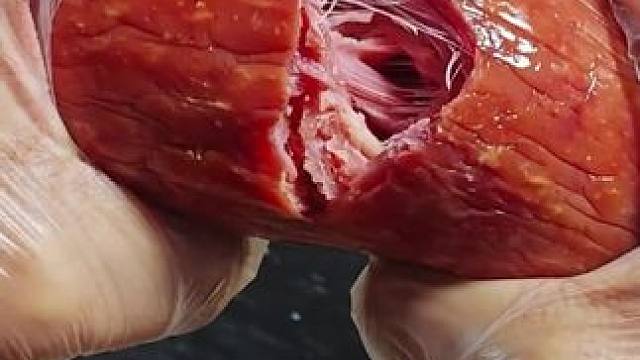 它是用纯腱子肉制作而成，吃起来满嘴留香，配料表非常干净，只有猪腱子肉和调味料，不管是切片当凉菜还是炒