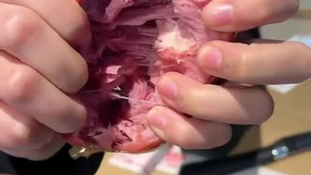 它是用纯腱子肉制作而成，吃起来满嘴留香，配料表非常干净，只有猪腱子肉和调味料，不管是切片当凉菜还是炒