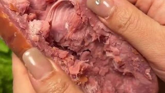 它是用纯腱子肉制作而成，吃起来满嘴留香，配料表非常干净，只有猪腱子肉和调味料，不管是切片当凉菜还是炒