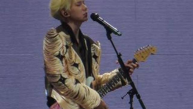 #王源广州演唱会 弹贝斯的源哥真的帅惨了！！#世界上没有真正的感同身受 #王源 #演唱会