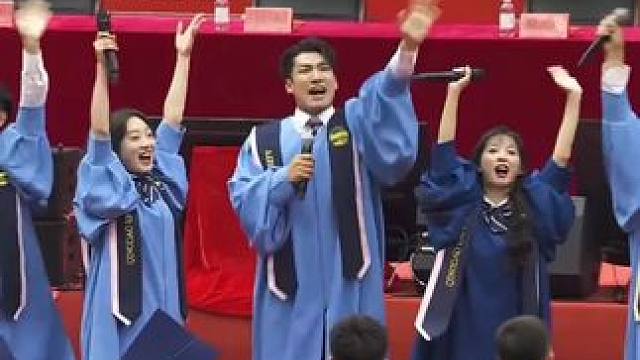 青岛大学毕业典封神名场面 学姐学长因规划不同而分手，一首#假如余生不再见 唱哭全体师生，也许余生真的