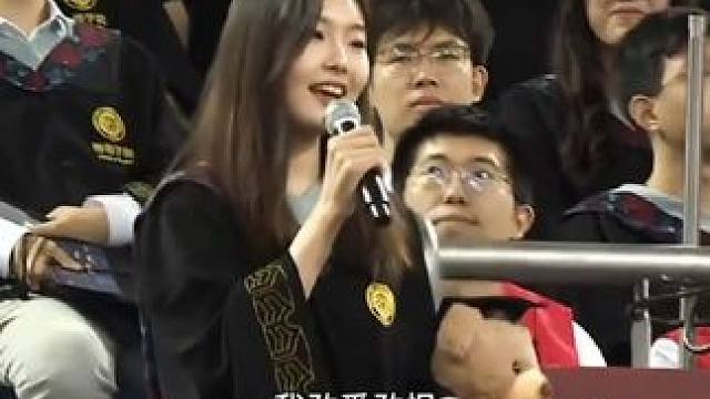 大学毕业典现场泪目一幕 学姐学长因规划不同而分手，合唱一首#我恨太晚才相遇 将五年的感情化作优美的旋