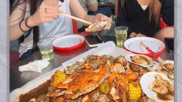 今天带俩朋友来兴隆街吃烤猪蹄和海鲜大咖！#城市里的烟火气 #烤猪蹄 #海鲜大咖