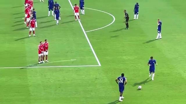 现场实拍里斯詹姆斯任意球弹地极限打进近角