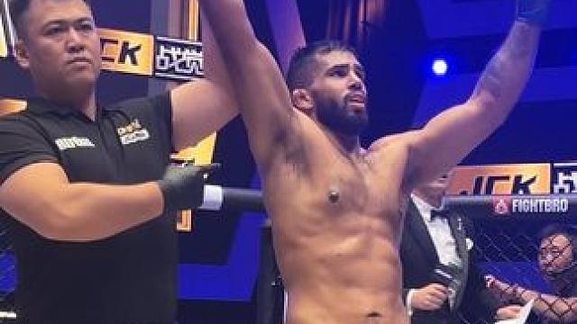 #jck009 恭喜阿吉兰·塔尼加萨拉姆使用断头台降服获胜#jck #mma