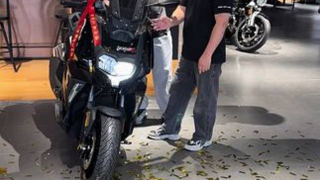 恭喜老板喜提宝马C400X,祝老板驰骋万里一帆风顺鸿运相伴#C400X宝马 #踏板车 #让骑行成为一