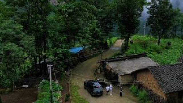 不是为了生活，谁愿意离乡背井，留下老人独自在家！#离家的不舍 #故土难离 #盘山公路