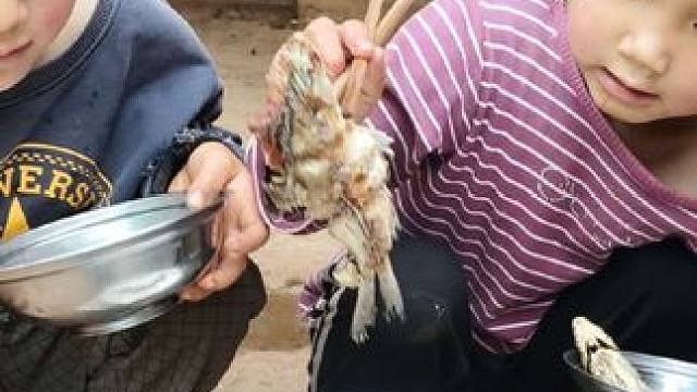 老二老大喜欢吃鱼。#农村娃