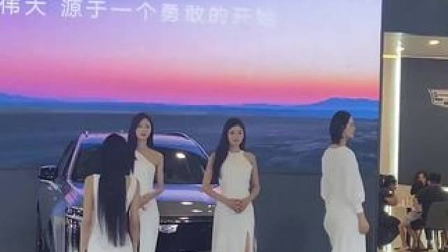 家人们！秋高气爽正适合看车，青岛国际车展来啦。它是老品牌车展，苗岭路就能逛。手机刷票，停车费低，空气