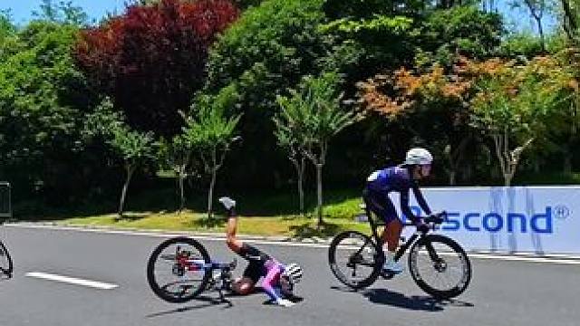#大湾区自行车赛 钱塘站，女子组冲线摔车#公路车 