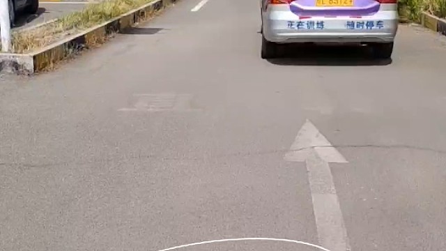 灵璧驾校好师傅一对一学车学员科目二直角转弯练车中