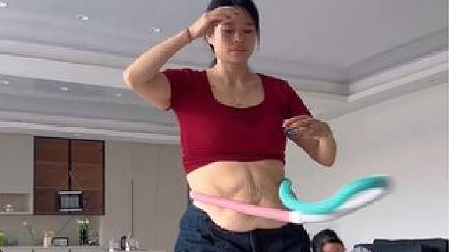 三胎后肚子上的肉一大堆，做不了跑跳，忍不住节食，我以为自己就这样了，没想到呼啦圈不跑不跳，坚持了一段