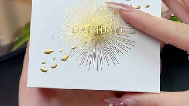 就算素颜也能轻松驾驭的口红，3支装哑光丝绒口红礼盒真的太爱了，涂上去滋润显白，每一支都很爱，快冲~#