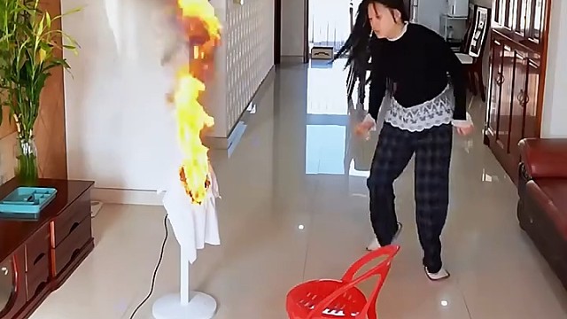 他为什么不把插座先拔了[捂脸]