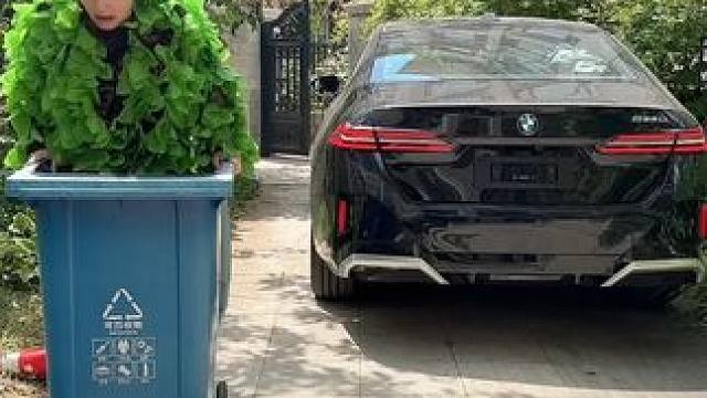 趁女友倒车在车后放上路障，看她何时发现我 #整蛊 #搞笑 #情侣