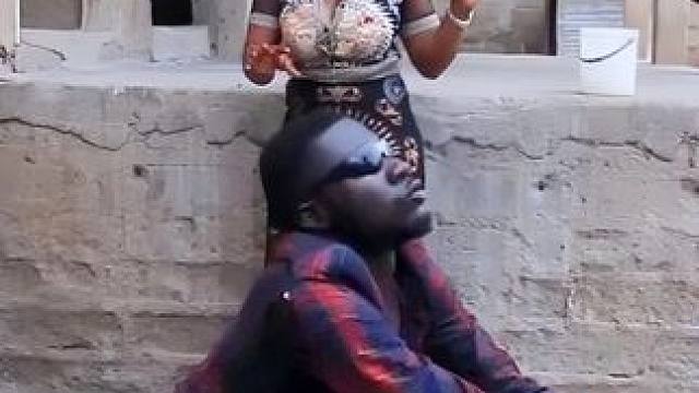 敢在非洲整蛊他人，一巴掌呼死你！小伙因整蛊他人，这下要倒霉了 #搞笑视频 #整蛊 