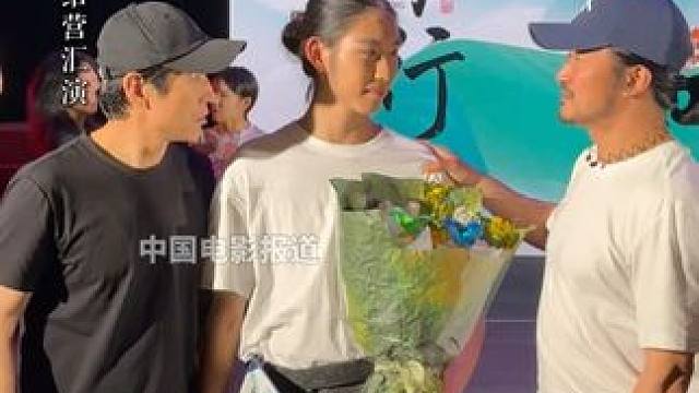 #成泰燊儿子参加影武堂结营汇演 #成泰燊 儿子参加影武堂第八期结营汇演，成泰燊到场支持，与#吴京 热