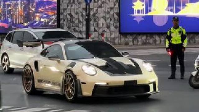 不知哪家富少，又提了一辆保时捷911GT3RS，不是说经济不行吗？他们怎么赚钱的？#dou是好车 #