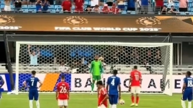 比赛暂停两小时，恢复后迪马利亚点球扳平比分，如此世剧杯你怎能不爱。