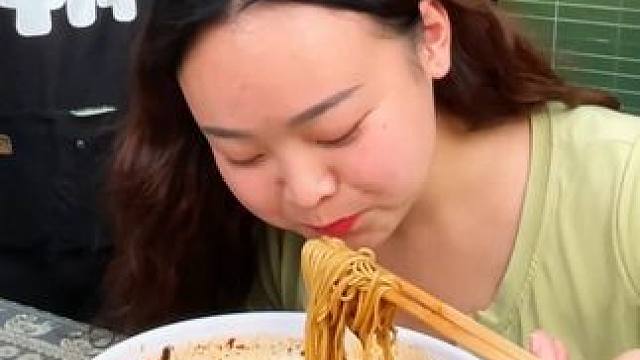 美女挑战6两面，胖妹忍不住现场破口大骂，不惹事但是也不怕事！#重庆小面  #挑战 #吃面 #美食推荐