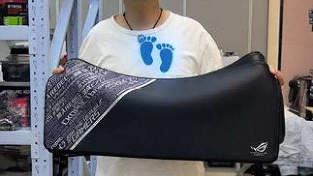 二娃粉丝福利 二娃给兄弟们送鼠标垫了，该换鼠标垫的可以换一下了。#鼠标垫