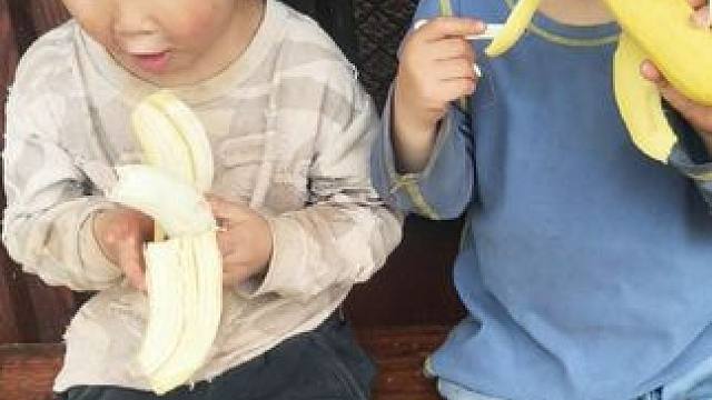 今天买了水果给双双吃。#农村娃