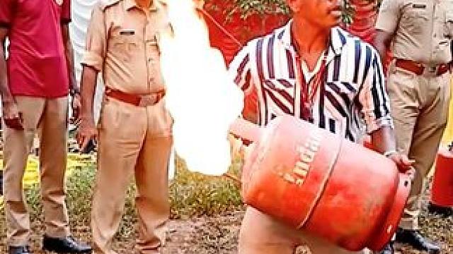 用手指徒手熄灭燃气罐火焰！ 