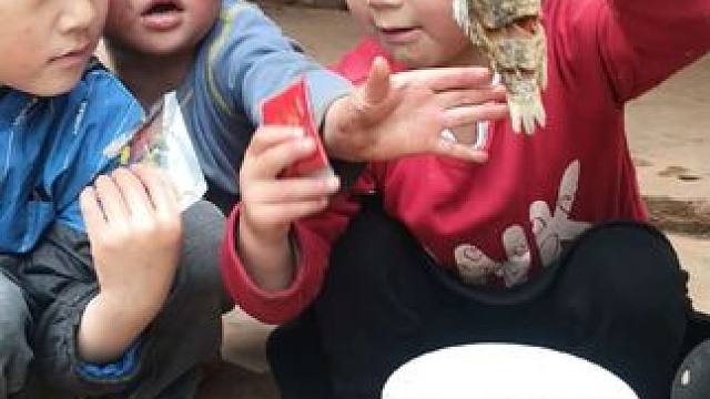 今天炸鱼给四个孩子吃。#农村娃