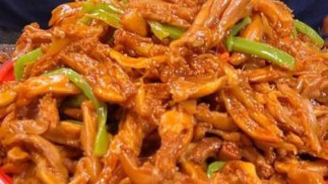 *只有贡菜和鸭掌这搭配超乎预期的好吃！！吃完忍不住舔手指....#鸭掌 #追剧小零食