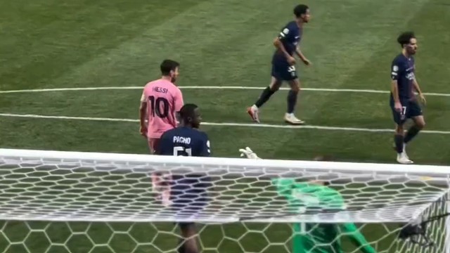 英雄难敌岁月！梅西禁区弧顶不停球直接凌空挑传#足球