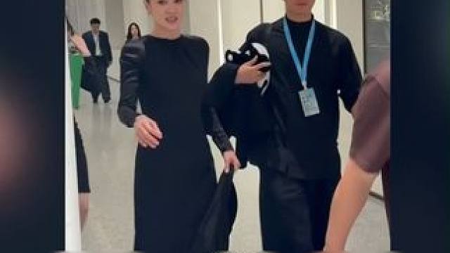 #宋佳  领完白玉兰最佳女主角，下场后火速换上人字拖。#上海电视节