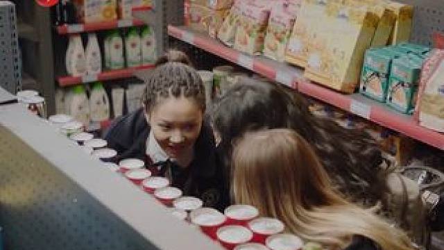 卓占伟的超市抓住了几个小偷，其中最横的一个女孩子叫贝蒂，是个华人女孩，被抓住偷巧克力不仅不悔过还理直