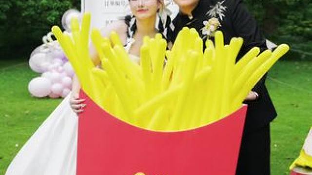 他们说是在麦当劳兼职的时候认识的，我就想到了《我就喜欢》#婚礼 #婚礼跟拍 #婚礼拍摄 #拍摄花絮 