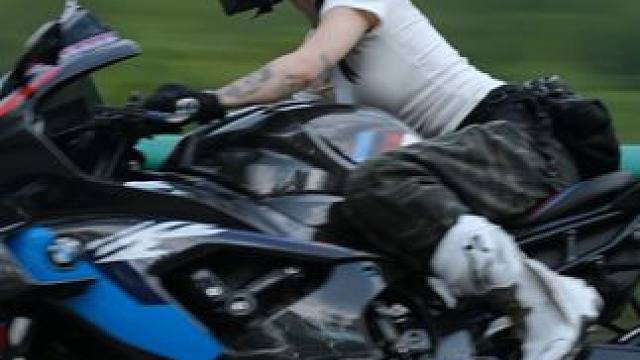 一眼就很哇塞的机车小姐姐 #骊山追焦 #骊山大铁门 #西安女骑 #宝马m1000rr #该行为存在危