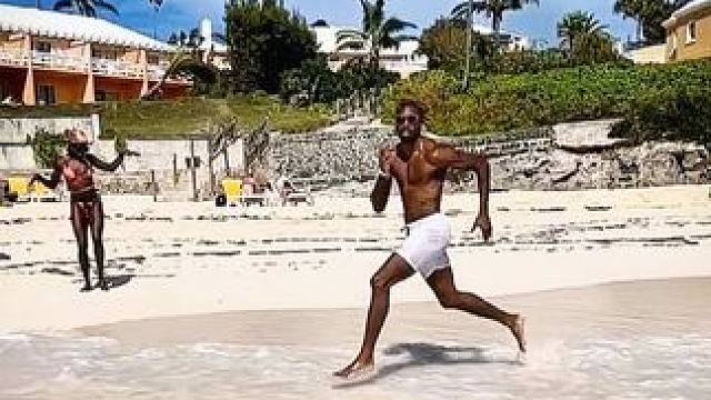 前几天在海边玩，一个浑身腱子肉的美国大爷从我面前跑过比了这个的手势，他是在威胁我吗？
#海滩 #莱尔