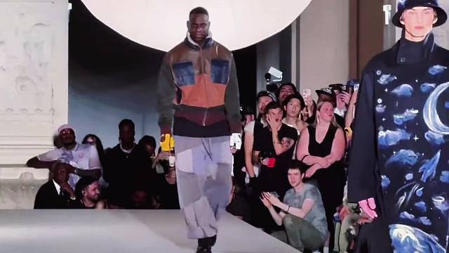 不踢球了！巴洛特利改行当走秀模特，个性穿搭