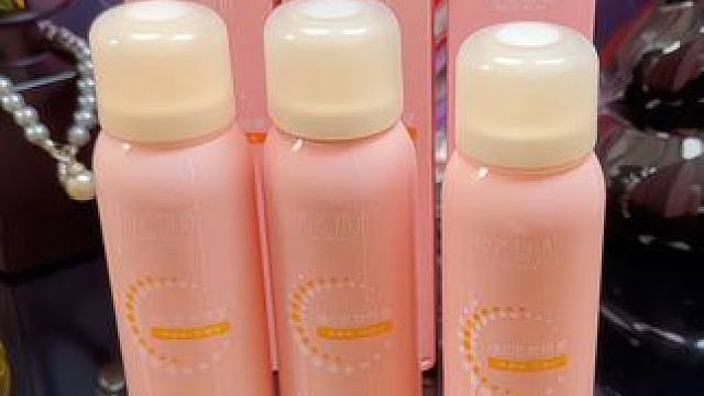 想要不脱妆，#定妆喷雾 少不了，定妆像我这样，不脱妆不卡粉#定妆喷雾 喷雾很细腻，不伤底妆，用着不错