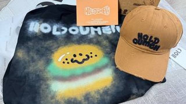 是谁的新款汉堡T到了？呀！是我！哈哈哈哈哈 还有我一直没抢到的大地色帽子 这次终于拼手速拿下！！！好