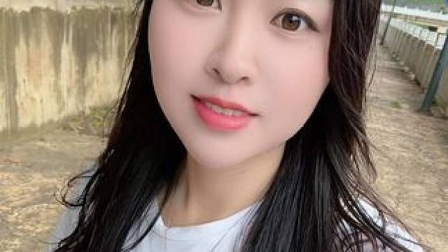 别回头，谁都不是原来的样子，比起以前，应该更欣赏现在的自己，因为有了岁月赋予的阅历，有了放下执念，看