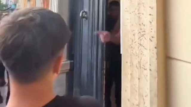 少年围堵球员住所求合照