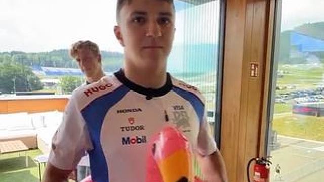 抽象的小man包 身后的劳森表情好亮#2025F1奥地利大奖赛 #哈贾尔 #伊萨克哈贾尔 #利亚姆劳