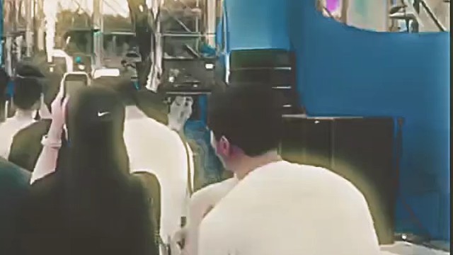 关键是男士这个舌头伸出来是什么意思？[捂脸]