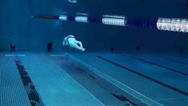 游泳海豚腿潜游泳25米，沉浸式感受丝滑感！ #游泳 #潜水 #游泳训练 #自由潜水 #海豚腿