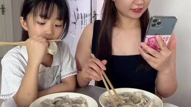 饺子掉桌子上了，本想给女儿，结果…… #笑花小王令