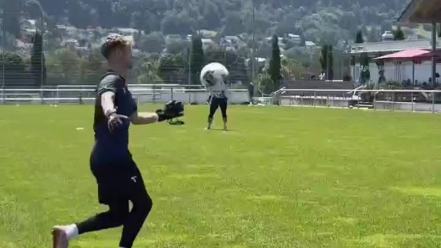 踢出去的球，就像开了导航一样！