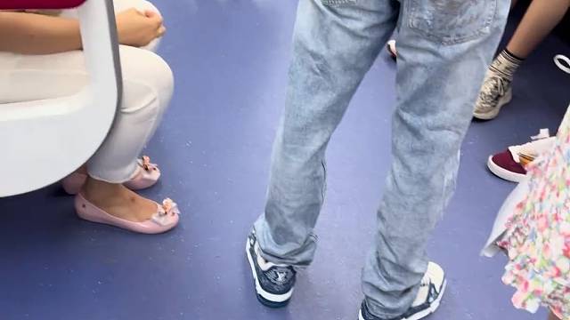 谁家的小少爷穿着lv 坐地铁来了